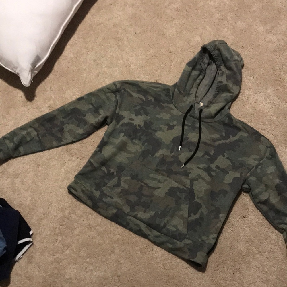 camo cropped hoodie